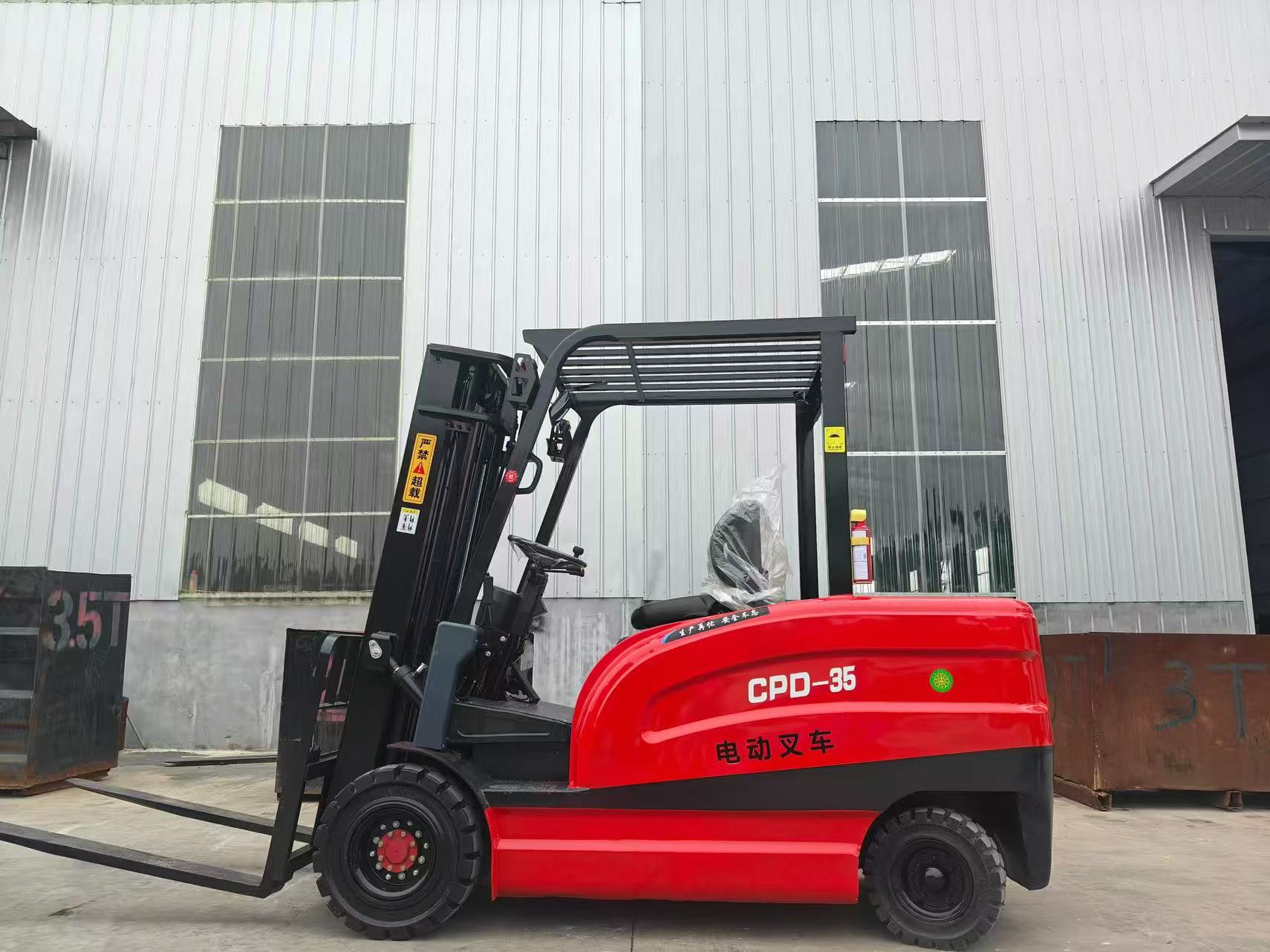 CPD-35 electric forklift detail view 1